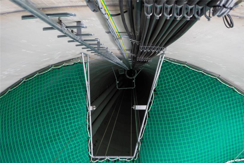 Eine Leiter führt in den höheren Teil des Windrads