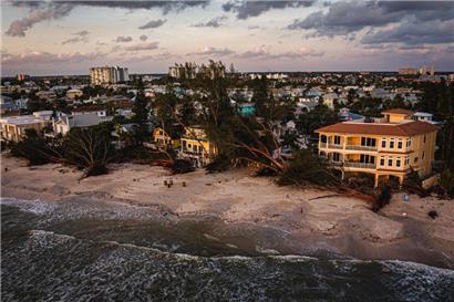 Eine Luftaufnahme von Treasure Island und den Schäden am Gulf to Bay Blvd nachdem der Hurrikan „Helene“ in Florida auf Land traf. 
