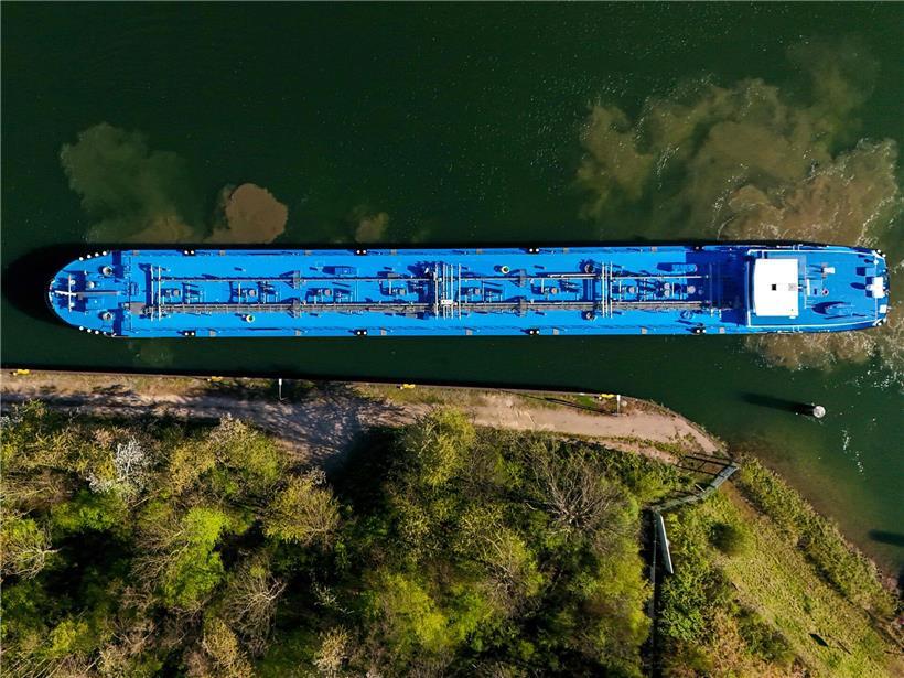 Luftaufnahme eines großen Tankers auf dem Rhein-Herne-Kanal in Gelsenkirchen bei klarem Himmel