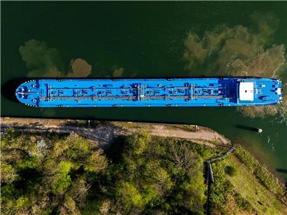 Luftaufnahme eines großen Tankers auf dem Rhein-Herne-Kanal in Gelsenkirchen bei klarem Himmel