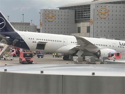 Lufthansa Airbus A350-900 rollt auf dem Rollfeld des Flughafens Frankfurt bei klarem Himmel