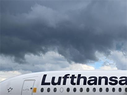 Lufthansa Airbus A350-900 rollt auf dem Rollfeld des Flughafens Frankfurt bei klarem Himmel