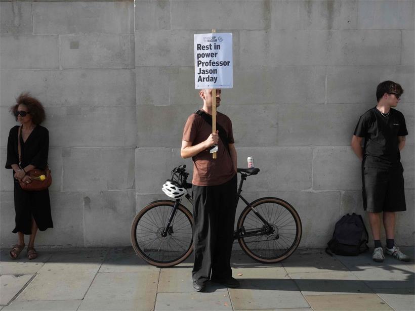 Eine Mahnwache erinnert am Londoner Trafalgar Square an den Tod des ehemaligen Cambridge-Professors Jason Arday