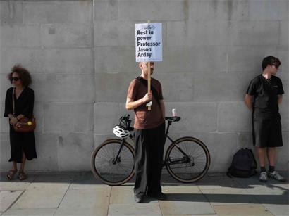 Eine Mahnwache erinnert am Londoner Trafalgar Square an den Tod des ehemaligen Cambridge-Professors Jason Arday
