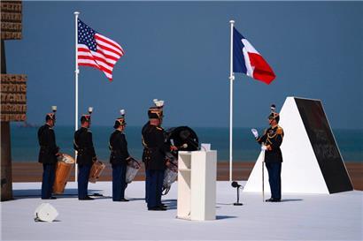 Eine Militärkapelle spielt während der internationalen Gedenkfeier am Omaha Beach anlässlich des 80. Jahrestages der Landung der Alliierten in der Normandie
