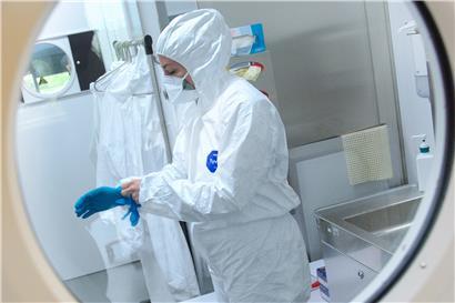 Eine Mitarbeiterin Ende April 2020 in einem Labor des LNS in Düdelingen
