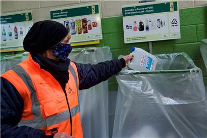 Eine Mitarbeiterin des hauptstädtischen Recyclingzentrums bei der Arbeit
