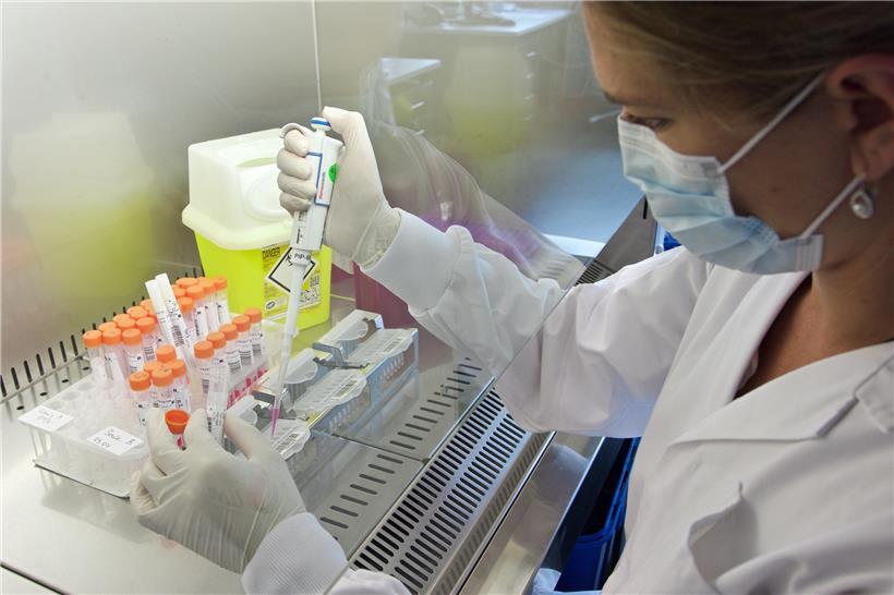 Eine Mitarbeiterin im Labor des LNS entnimmt eine Probe
