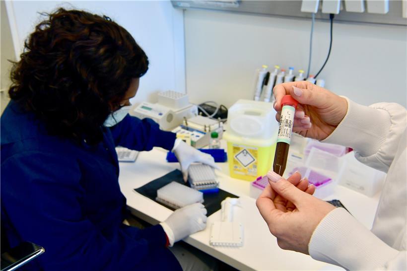 Eine Mitarbeiterin in der Sequenzierabteilung des Luxemburger Gesundheitslabor LNS
