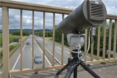 Eine Monocam zur Aufzeichnung von Handysündern am Steuer steht seit Kurzem auf einer Brücke bei Mainz

