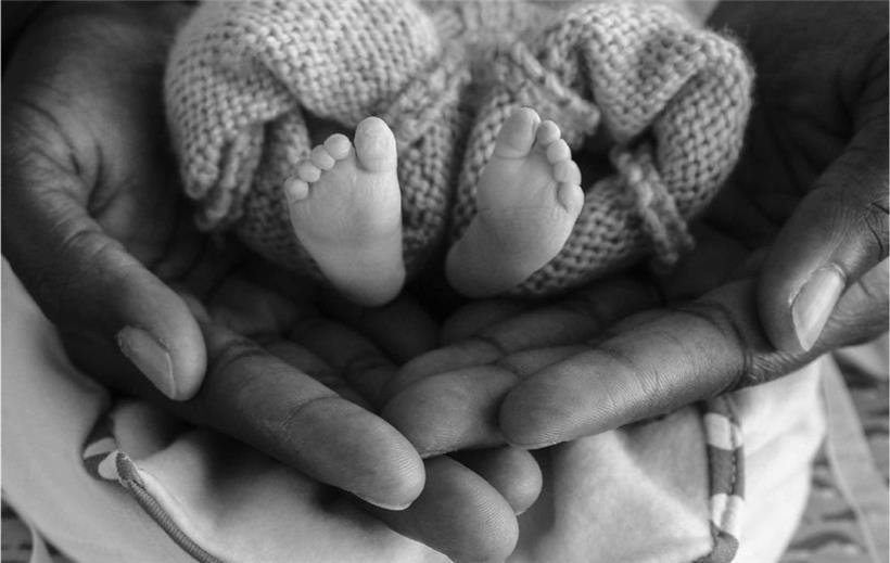 Eine Mutter hält ihr tot geborenes Baby
