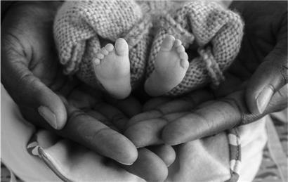 Eine Mutter hält ihr tot geborenes Baby
