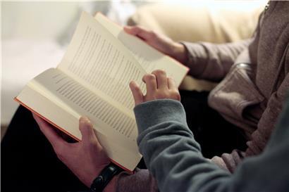 Eine Mutter liest ihrem Kind aus einem Buch vor. Die Autorin Ursula Rosen gebar ein Inter-Kind und sagt im Tageblatt-Gespräch, dass das mit der Geschlechtlichkeit völlig unwichtig ist. Ihr Kind, das mittlerweile erwachsen ist, führt ein ganz normales Leben. 
