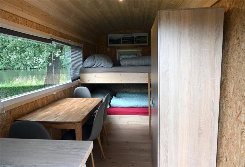 Eine Nacht im Wohnwagen kostet für zwei Erwachsene in der Hauptsaison 60 Euro. Kinder zahlen fünf Euro.
