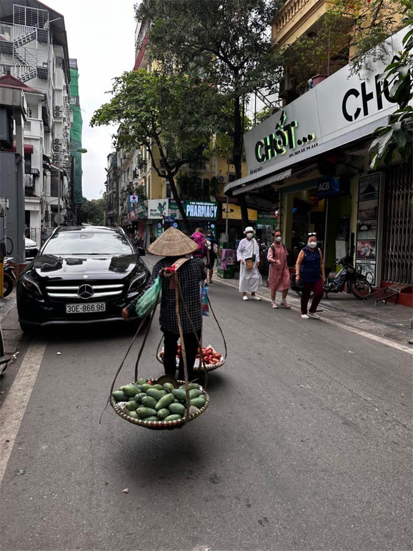 Eine Obstverkäuferin bietet ihre Ware in den Straßen feil