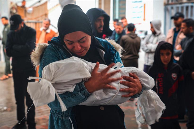 Eine Palästinenserin trägt den leblosen Körper ihres Kindes in den Armen, das durch einen israelischen Angriff ums Leben kam. Tausende Kinder sind in den vergangenen Monaten im Gazastreifen auf diese Weise getötet worden.
