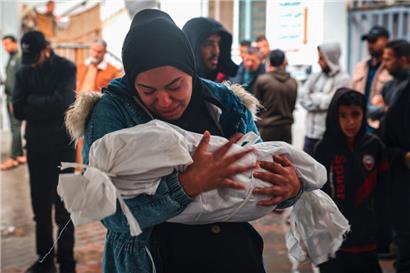 Eine Palästinenserin trägt den leblosen Körper ihres Kindes in den Armen, das durch einen israelischen Angriff ums Leben kam. Tausende Kinder sind in den vergangenen Monaten im Gazastreifen auf diese Weise getötet worden.
