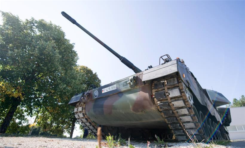 Eine Panzerhaubitze 2000 steht in der Alb-Kaserne (Archivbild)
