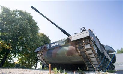 Eine Panzerhaubitze 2000 steht in der Alb-Kaserne (Archivbild)

