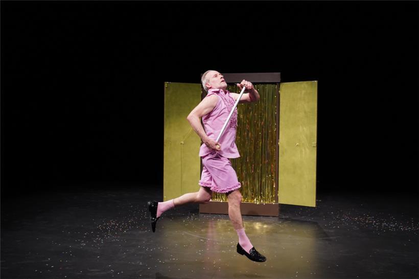 Eine Paraderolle für Wolfram Koch als Entertainer
