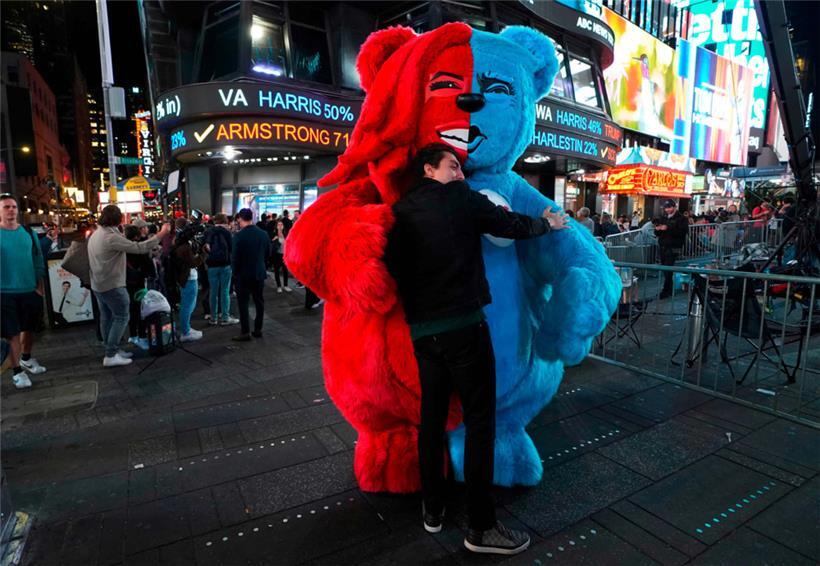Eine Person, die als Einheits-Bär mit den Farben der Demokratischen und der Repu...