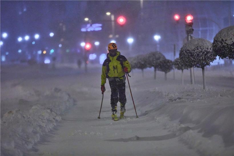Eine Person fährt Ski – in Madrid
