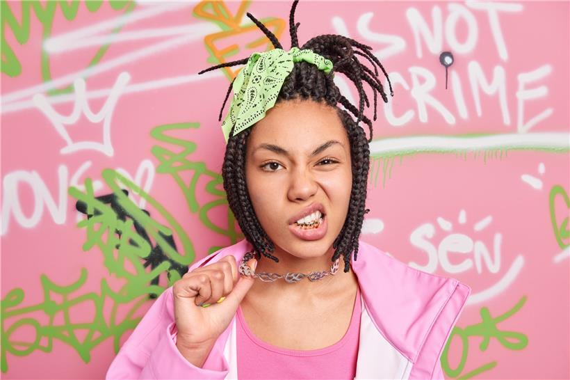 Eine Person mit Swag hat eine besonders coole und lässige Ausstrahlung. Der Begriff wird heutzutage aber mit einem gewissen Augenzwinkern benutzt.
