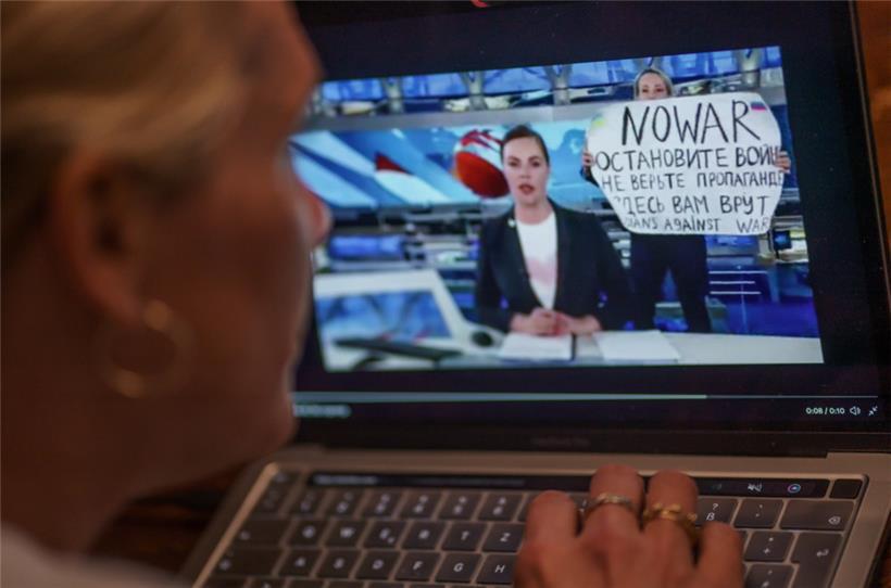 Eine Person schaut sich auf einem Monitor eine Szene aus der abendlichen Hauptnachrichtensendung im russischen Staatsfernsehen an, die auf Twitter verbreitet wurde (gestelltes Foto)
