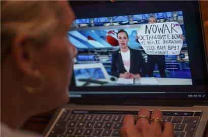 Eine Person schaut sich auf einem Monitor eine Szene aus der abendlichen Hauptnachrichtensendung im russischen Staatsfernsehen an, die auf Twitter verbreitet wurde (gestelltes Foto)
