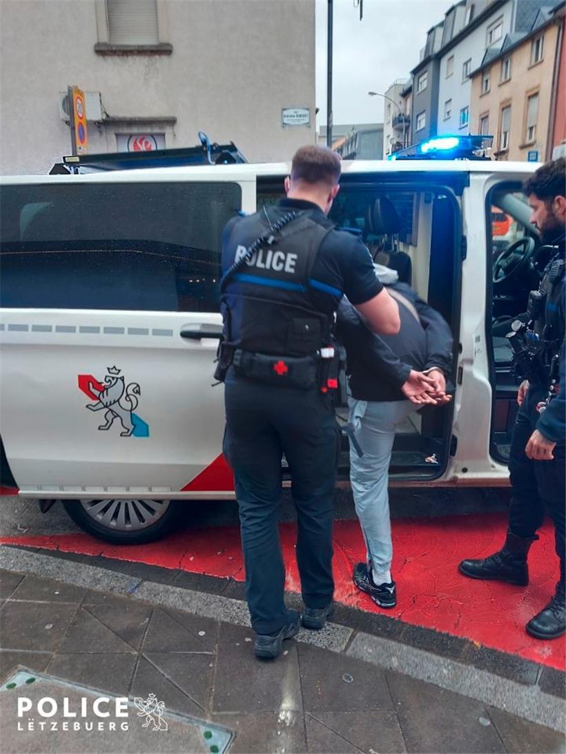 Eine Person trug eine unerlaubte Waffe bei sich
