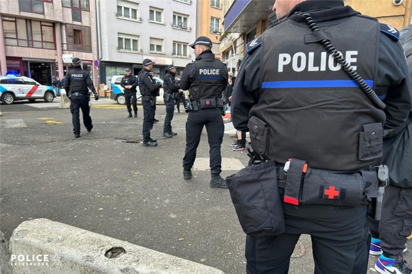 Eine Person trug einen Rucksack mit illegalen Waffen bei sich – die Polizei beschlagnahmte ein Klappmesser, einen Schlagstock und ein Pfefferspray
