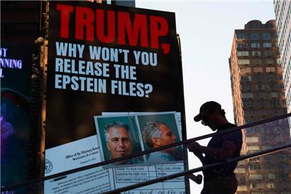 Eine Plakatwand am Times Square fordert die Veröffentlichung der Epstein-Akten
