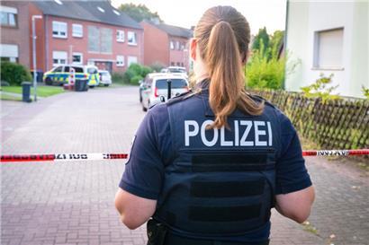 Eine Polizistin steht am Tatort vor einem Absperrband. Ein 26-jähriger Mann ist nach einem mutmaßlichen Angriff auf mehrere Passanten nach Angaben von Polizei und Staatsanwaltschaft durch Polizeischüsse tödlich verletzt worden
