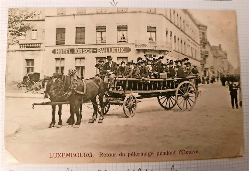 Eine Postkarte zeigt die Rückfahrt einiger Pilger nach der Oktavmesse
