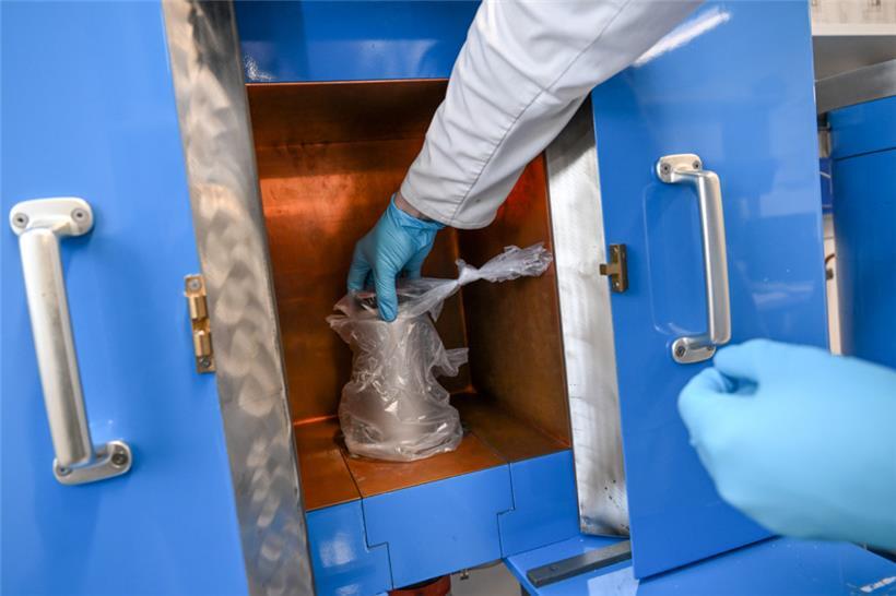 Eine Probe wird in einen Detektor gestellt
