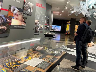 Eine Propaganda-Ecke mehr in der Stadt: Die Ausstellung will zeigen, wie sehr das nazistische Deutschland mit der heutigen Ukraine verwoben wäre
