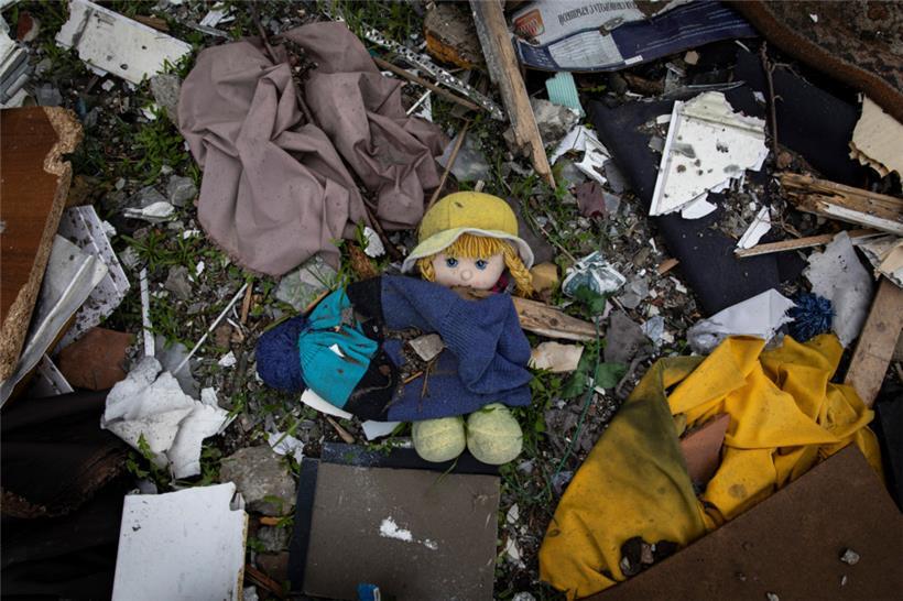 Eine Puppe liegt zwischen Trümmern nach einem russischen Angriff in Charkiw
