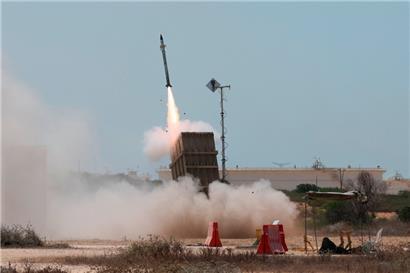 Eine Rakete des israelischen Luftverteidigungssystems Iron Dome wird abgefeuert
