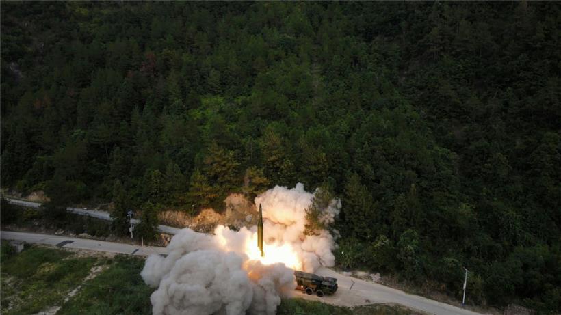 Eine Rakete wird an einem nicht näher bezeichneten Ort in China abgefeuert
