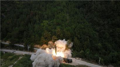 Eine Rakete wird an einem nicht näher bezeichneten Ort in China abgefeuert
