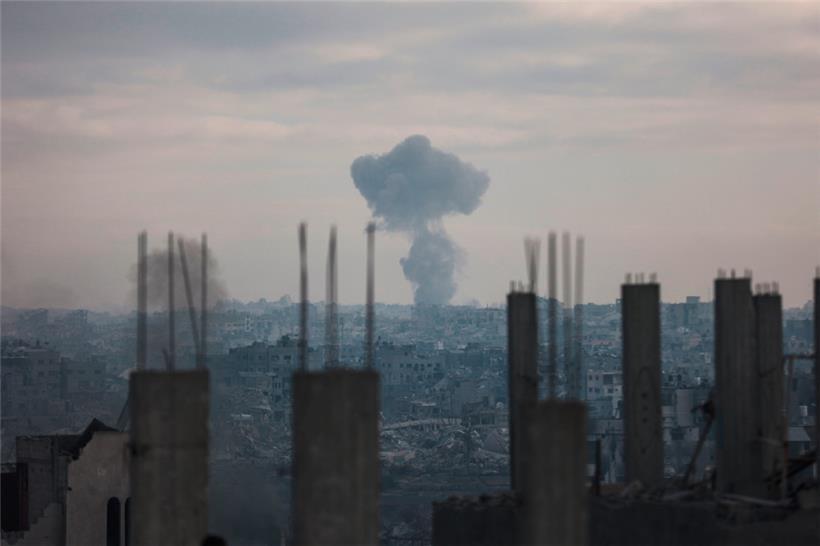 Eine Rauchwolke steigt nach einem israelischen Angriff in Gaza-Stadt am 29. Oktober 2025 auf

