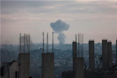 Eine Rauchwolke steigt nach einem israelischen Angriff in Gaza-Stadt am 29. Oktober 2025 auf
