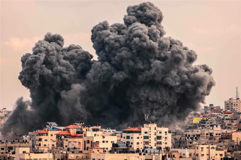 Eine Rauchwolke steigt während eines israelischen Luftangriffs am 9. Oktober 2023 in den Himmel über Gaza-Stadt. Israel bombardierte den Gazastreifen in der Nacht zum 9. Oktober unerbittlich, während die Kämpfe mit der Hamas im Gazastreifen weitergingen und die Zahl der Todesopfer im Krieg gegen die militanten Palästinenser auf über 1.100 anstieg
