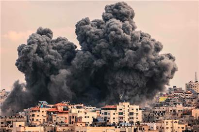 Eine Rauchwolke steigt während eines israelischen Luftangriffs am 9. Oktober 2023 in den Himmel über Gaza-Stadt. Israel bombardierte den Gazastreifen in der Nacht zum 9. Oktober unerbittlich, während die Kämpfe mit der Hamas im Gazastreifen weitergingen und die Zahl der Todesopfer im Krieg gegen die militanten Palästinenser auf über 1.100 anstieg
