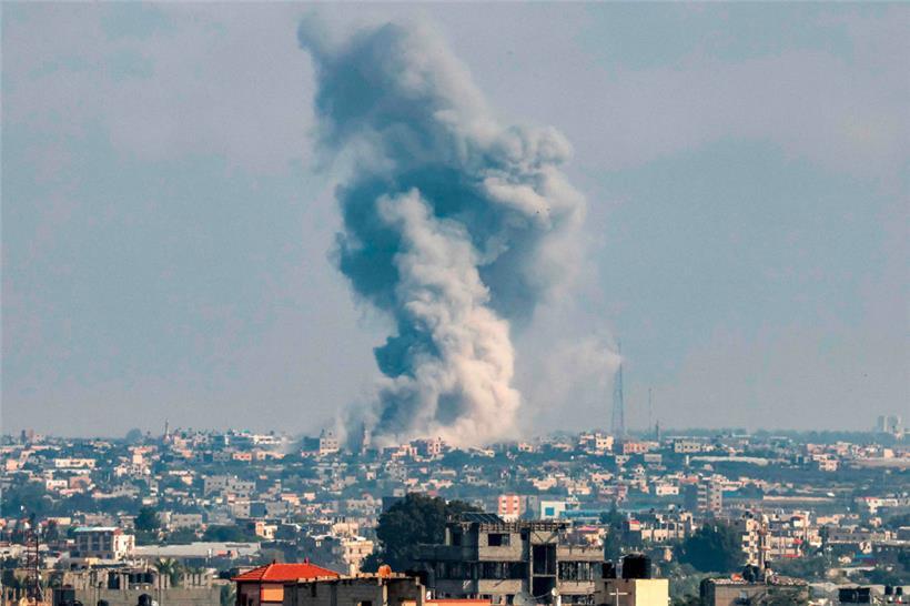 Eine Rauchwolke während des israelischen Bombardements in Rafah im südlichen Gazastreifen am 14. November 2023

