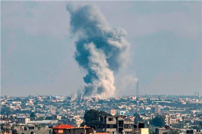 Eine Rauchwolke während des israelischen Bombardements in Rafah im südlichen Gazastreifen am 14. November 2023
