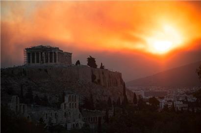 Eine Rauchwolke zieht über den Parthenon auf der Akropolis
