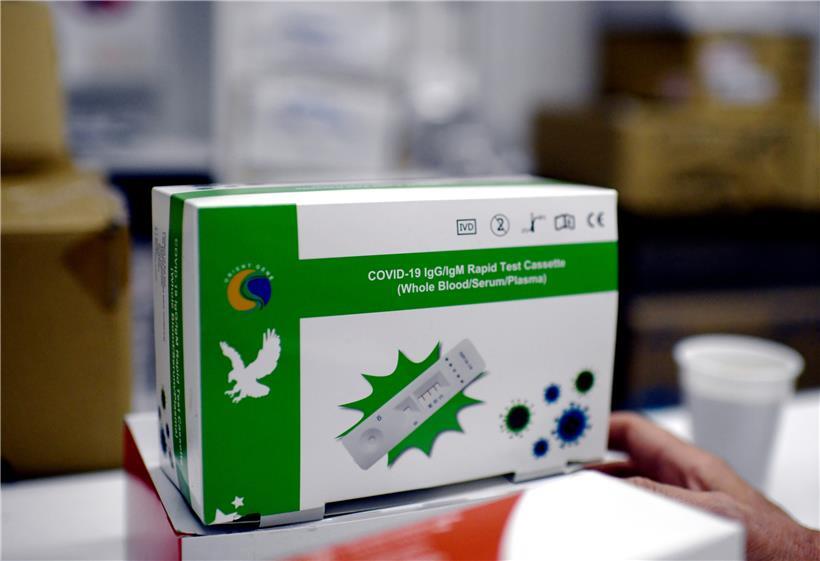 Eine Schachtel mit einem Corona-Antigen-Schnelltest liegt in einer Apotheke in der spanischen Hauptstadt Madrid auf einem Tisch. Die Regionalregierung von Madrid prüft derzeit die Möglichkeit, diese Art von Tests in Apotheken durchführen zu lassen.
