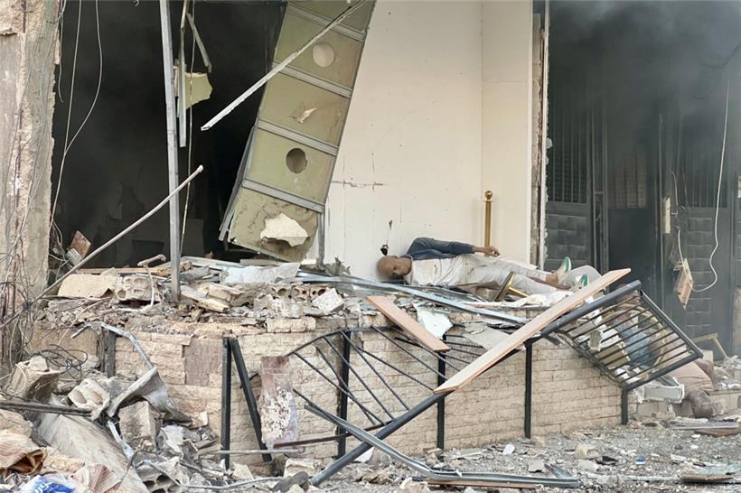 Eine Schaufensterpuppe liegt nach einem israelischen Luftangriff in einem zerstörten Geschäft
