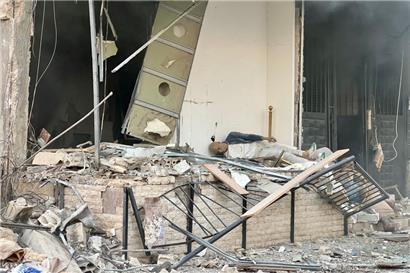 Eine Schaufensterpuppe liegt nach einem israelischen Luftangriff in einem zerstörten Geschäft
